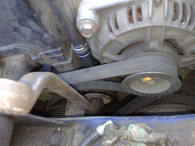 Доступ открыт Ослабляем гайку на шкиве и ослабляем болт натяжителя.jpg